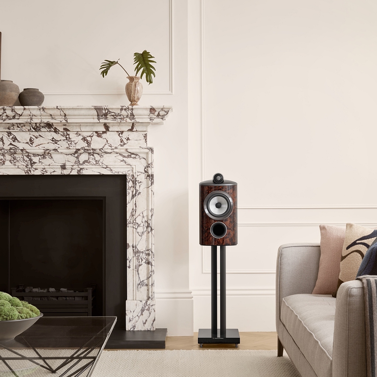 High BW 805 D4 Signature California Burl Gloss Lifestyle 4